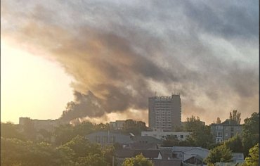 В Бердянске прогремели взрывы: над городом столб черного дыма. Видео