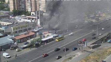 В Киеве на Троещине сильный пожар возле ТЦ «Маяк». Видео