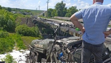 Не успел на штурм Киева: под Белгородом с моста слетел российский военный бензовоз