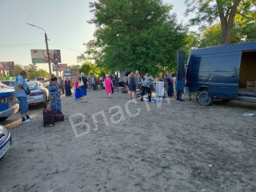 В Мелитополе перекупщики скупают у людей черешню за бесценок и везут в Крым