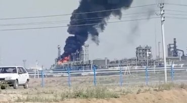 В России под Ростовом горит нефтеперерабатывающий завод после атаки беспилотника. Видео удара