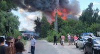 В Киеве масштабный пожар: Троещина в дыму, слышны взрывы. Видео