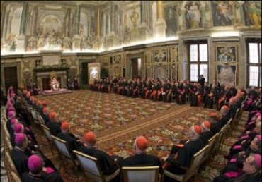 Бенедикт XVI собрал кардиналов, чтобы скорее уладить скандал, вызванный утечкой документов