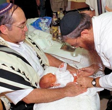 В Германии евреи и мусульмане требуют разрешить обрезание