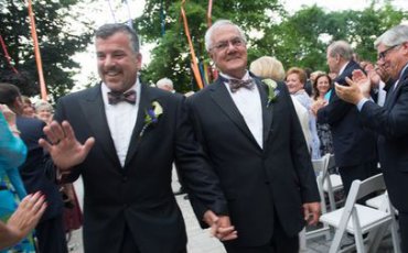 Американский конгрессмен сыграл гей-свадьбу