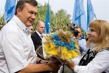 Сотни политических паломников поздравляют Януковича с днем рождения на госдаче «Заря»