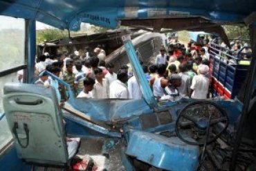 В Индии автобус с паломниками сорвался в ущелье: 15 человек погибли
