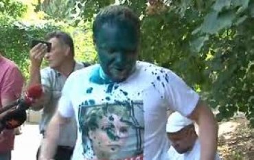 Адвокат Власенко опознал девушку, которая облила его зеленкой