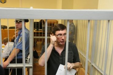 В суд к Луценко вызывают автора Уголовного кодекса