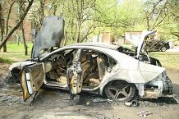 На родине Януковича нашли сгоревший Mercedes с трупом в багажнике