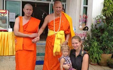 В Таиланде буддийские монахи приютили брошенную мужем россиянку с ребенком