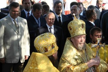 Янукович и Путин приняли участие в освящении колокольни