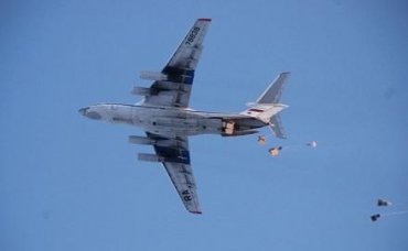 Российские самолеты сбросили боевикам «гуманитарную помощь» с оружием