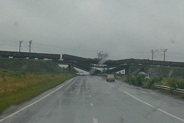 На Донбассе продолжают взрывать мосты
