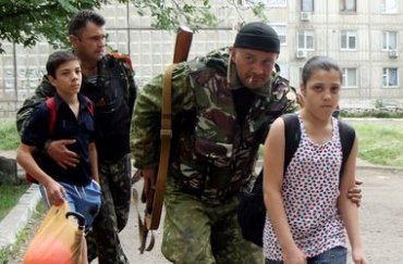Террористы насильно организуют вывоз детей из Донецка в Россию