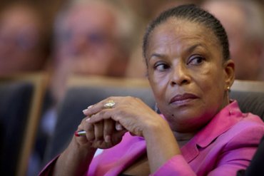 Француженка получила срок за расистское оскорбление министра
