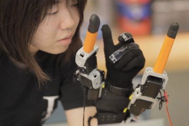 Американцы создали механическую перчатку с двумя дополнительными пальцами