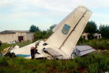 Четыре летчика сбитого Ан-26 спасены украинской армией