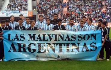 ФИФА оштрафовала Аргентину за политический плакат