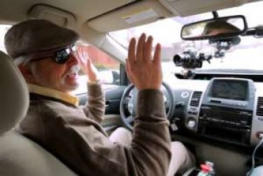 Слепой водитель прокатился в беспилотном автомобиле