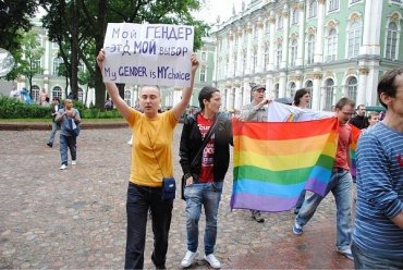 В Петербурге прошел первый разрешенный гей-парад
