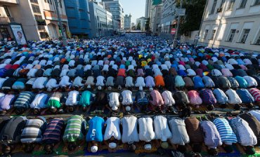 В Москве тысячи мусульман празднуют Ураза-байрам