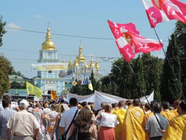 Во время крестного хода к Владимирской горке звучали молитвы, гимн и «Слава Украине – Героям слава!»