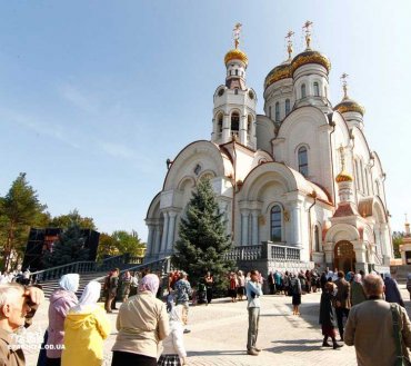 Люди в Горловке прячутся от артиллерийских обстрелов в православном соборе