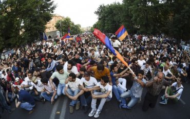 «Армянский митингующий: «Мы больше не хотим быть колонией России», — Die Zeit