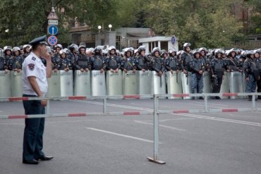 Полиция разобрала баррикады в центре Еревана