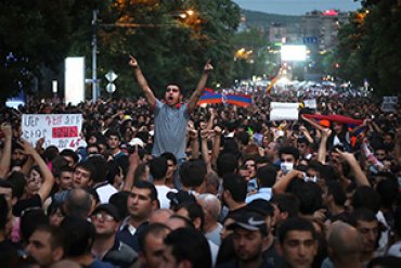 В центре Еревана снова собрались протестующие