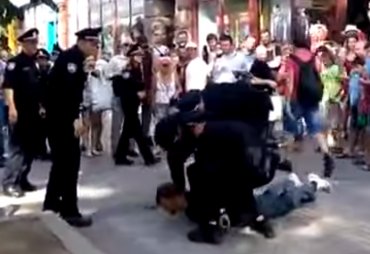 Полицейские скрутили пьяного мужчину на Крещатике