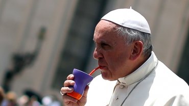 Папа Франциск в Боливии попробовал чай с листьями коки