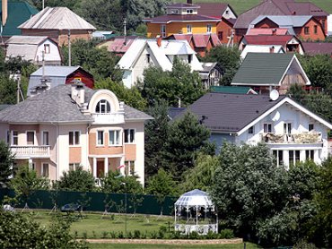 Обитатели «Рублевки» распродают особняки за полцены и едут «к детям» за рубеж
