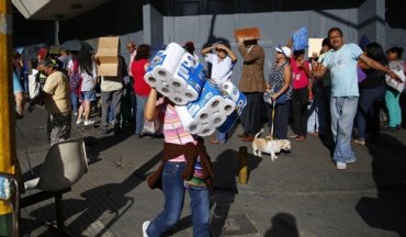 Bloomberg: минимальной зарплаты в Венесуэле не хватит даже на воздушный шарик