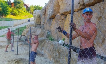Освобожденный Саакашвили пляж олигарха снова обносят забором