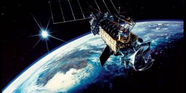 Семь военных спутников США могут взорваться на орбите