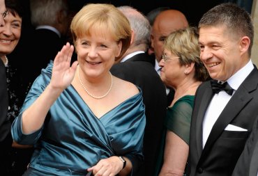 Меркель упала со стула на премьере оперы Вагнера