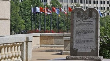 Суд в США постановил убрать памятник Десяти Заповедям