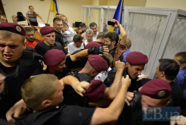 Депутаты заблокировали суд из-за арестованного командира «Айдара»
