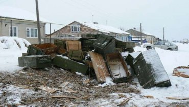 В купленных дровах россиянин нашел 79 автоматов Калашникова