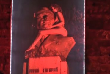 В Крыму любвеобильная художница «изнасиловала» памятники Ленину и Гагарину