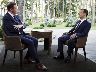 Россияне возмущены дороговизной туфлей Медведева