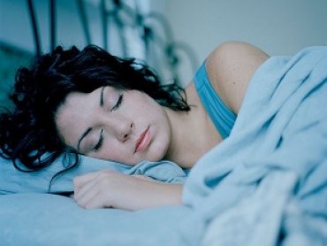 Ученые выяснили, почему люди плохо спят на новом месте