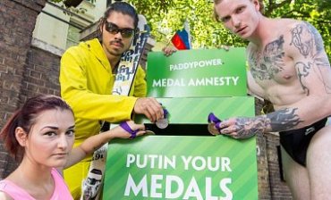 У российского посольства в Великобритании установили коробку для сдачи медалей