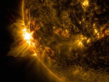 Ученые NASA показали фото злого солнца