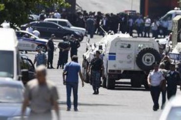 В Ереване освободили всех полицейских-заложников
