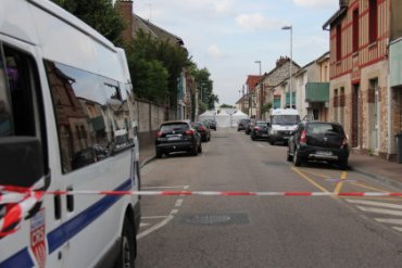 Во Франции террористы взяли заложников в церкви и зарезали священника