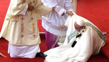 Папа Римский потерял сознание во время служения мессы