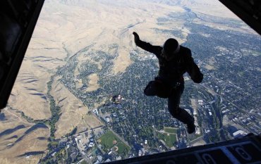 Американский скайдайвер прыгнет с самолета без парашюта